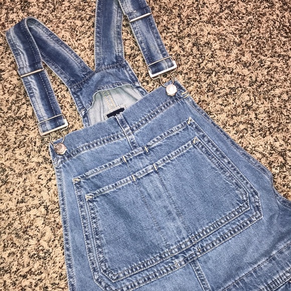 GAP Baggy Woman’s Short Overalls Light Wash in Size Medium | NWT! - Picture 4 of 10